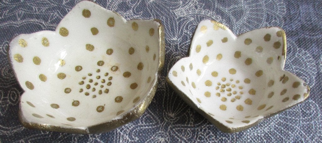 Schaaltje stip klein - wit/goudkleurig  - 9 +7 cm samen 2,=, Keramiek, Nieuw, Ophalen of Verzenden, Schaal of Schalen