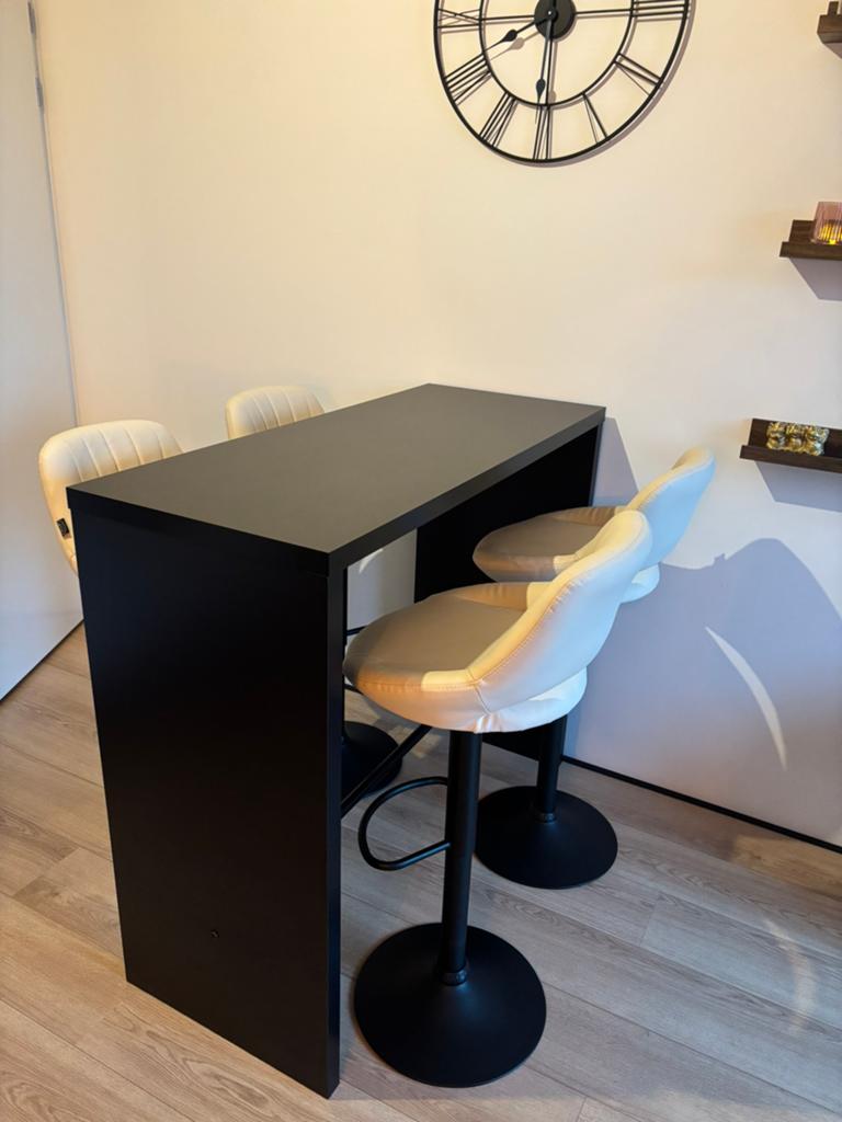 Zwarte bartafel van JYSK 4 verstelbare barkrukken CLP Milet, Huis en Inrichting, Barren, Zo goed als nieuw, Inclusief barstoelen
