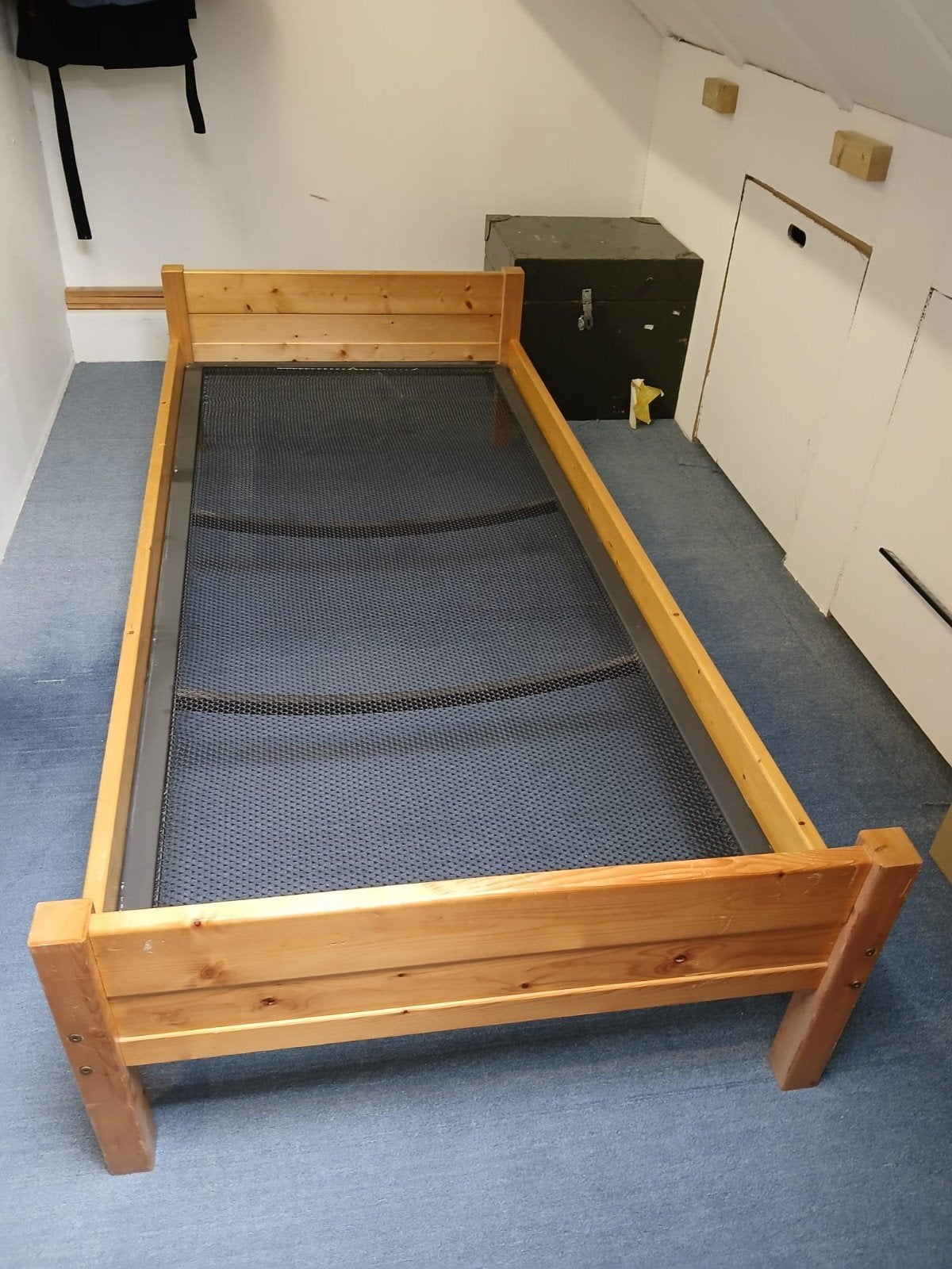 Houten eenpersoonsbed met spiraal bodem, Ophalen, Gebruikt, 90 cm, Eenpersoons