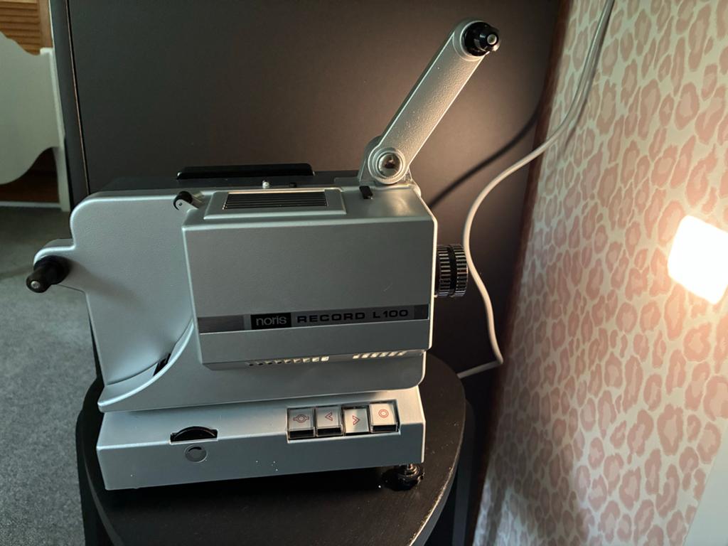 Vintage Noris Projector met inklapbaar scherm op statief, Ophalen, 1940 tot 1960, Projector