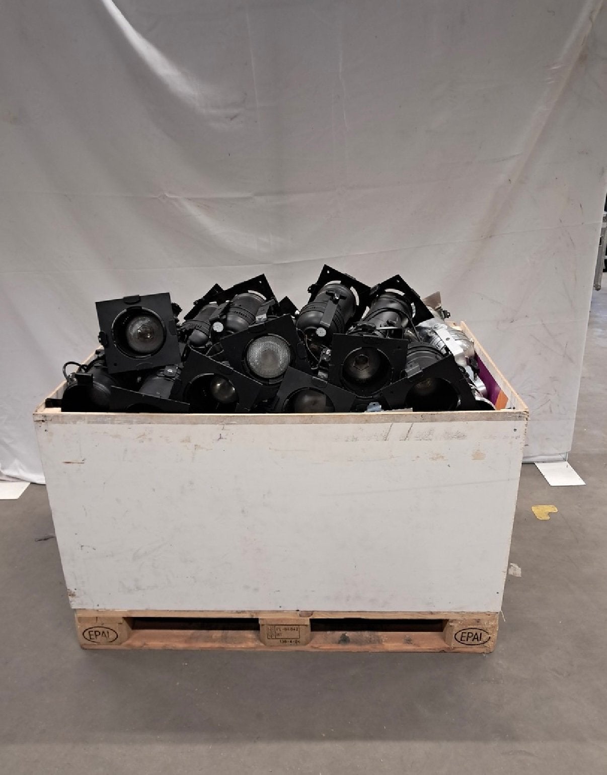 Partij handel Showtec / PAR lamp – 3 pallets, Ophalen, Gebruikt, Licht