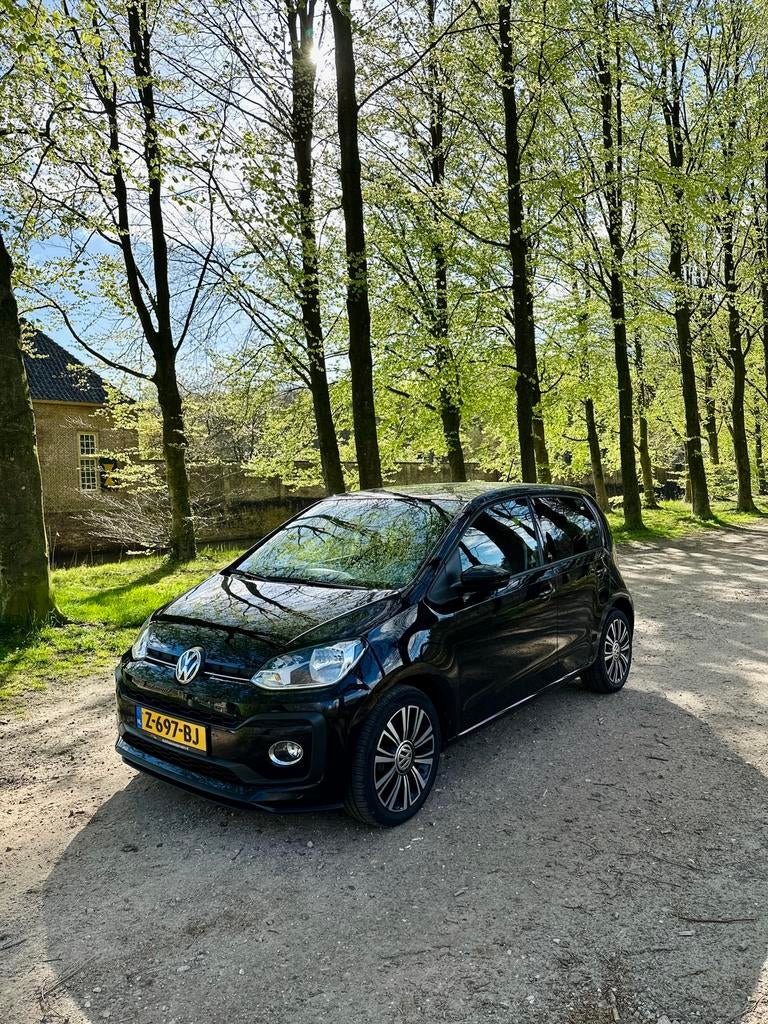 Volkswagen up! 1.0 66KW/90PK 5-DRS 2017 Zwart, Auto's, Voorwielaandrijving, Stof, USB, 4 stoelen
