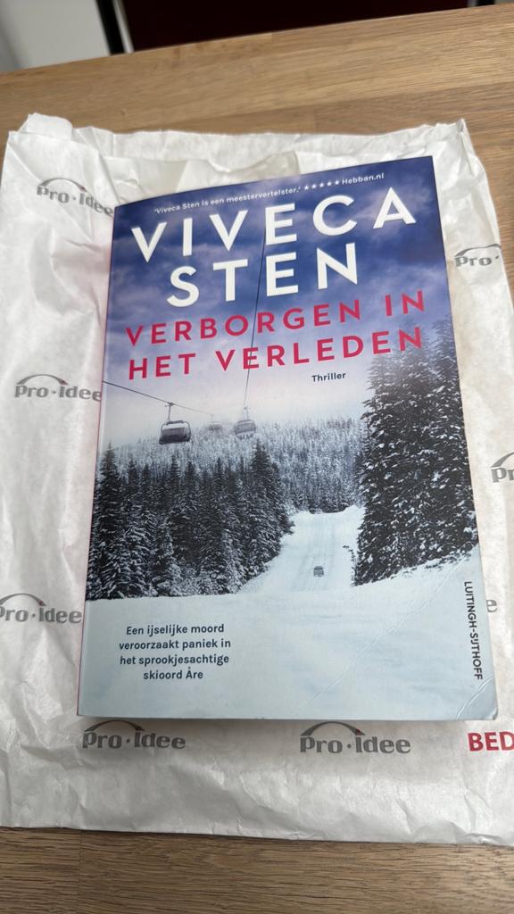 Verborgen in het verleden / Viveca Sten - 1* gelezen, Boeken, Ophalen of Verzenden, Zo goed als nieuw