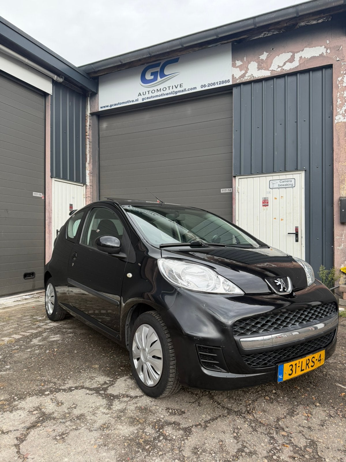 Peugeot 107 1.0 12V 3DR 2010 Zwart | AIRCO | pano, Auto's, Peugeot, Voorwielaandrijving, 4 stoelen, Origineel Nederlands, Handgeschakeld