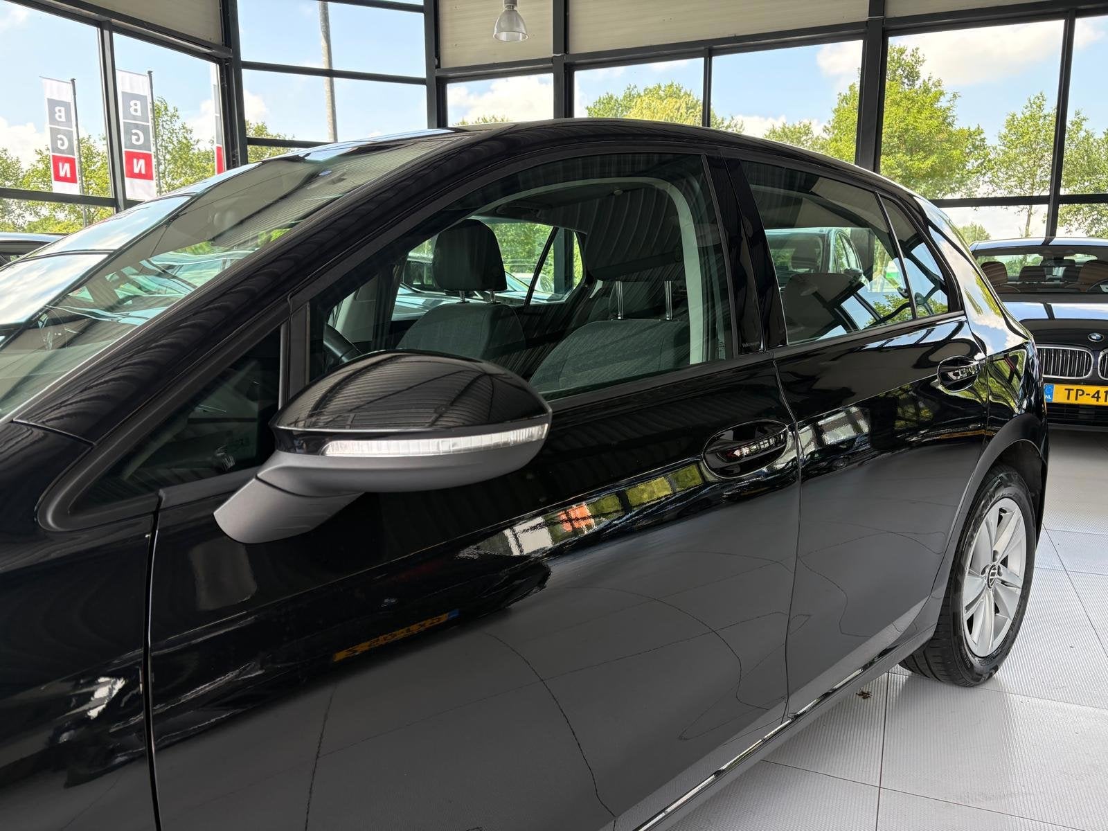 Volkswagen Golf 1.0 eTSI Life | Automaat | Adaptive Cruise |, Auto's, Dealer onderhouden, Gebruikt, Zwart, Origineel Nederlands
