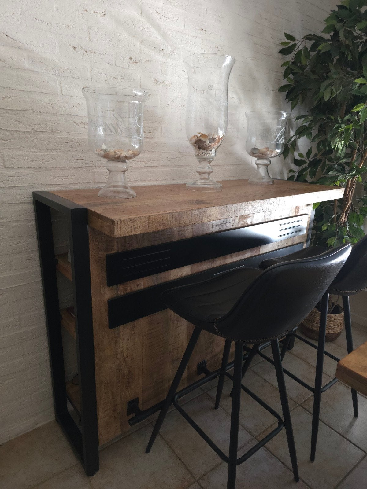 Mango bar met 2 lederen krukken, Ophalen of Verzenden, Gebruikt, Inclusief barstoelen