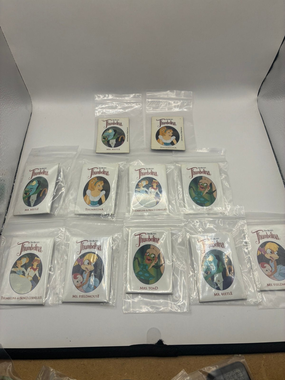 Don Bluth’s Thumbelina - spelden - buttons, Verzamelen, Ophalen of Verzenden, Overige figuren, Overige typen