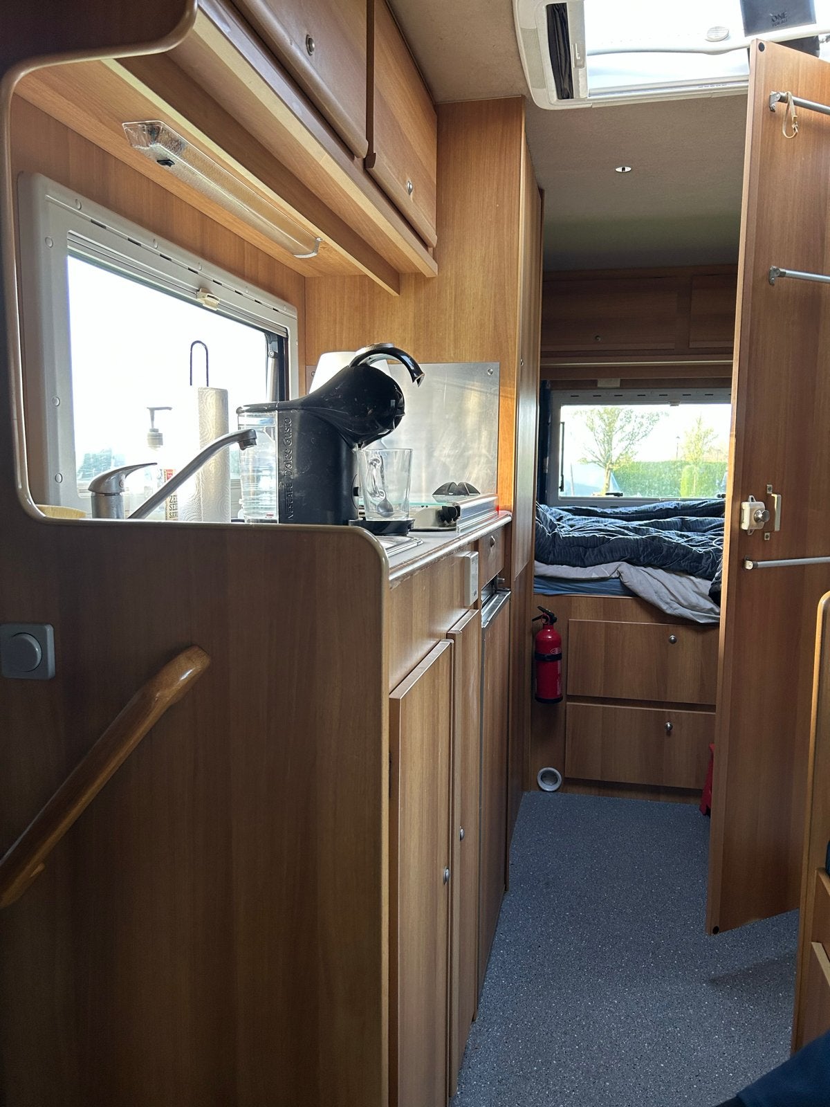 Foto 10 van camper met voortent