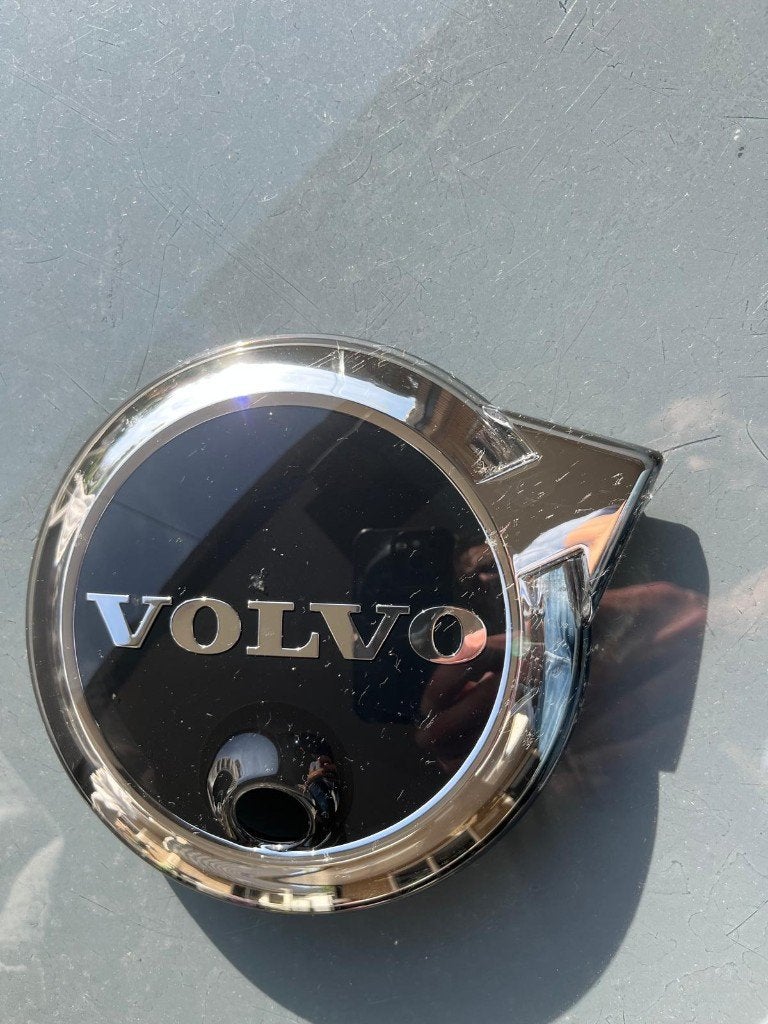 Volvo Grille Embleem Logo met Cameragat— 32337964 (Facelift), Ophalen of Verzenden, Nieuw, Volvo