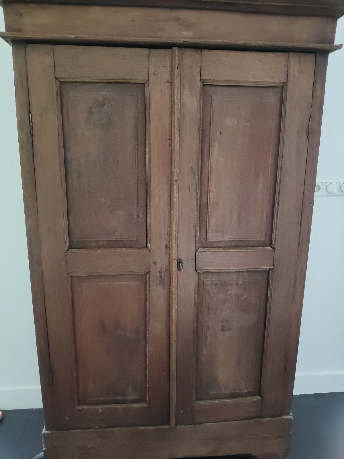 Antieke houten kast met planken, Ophalen