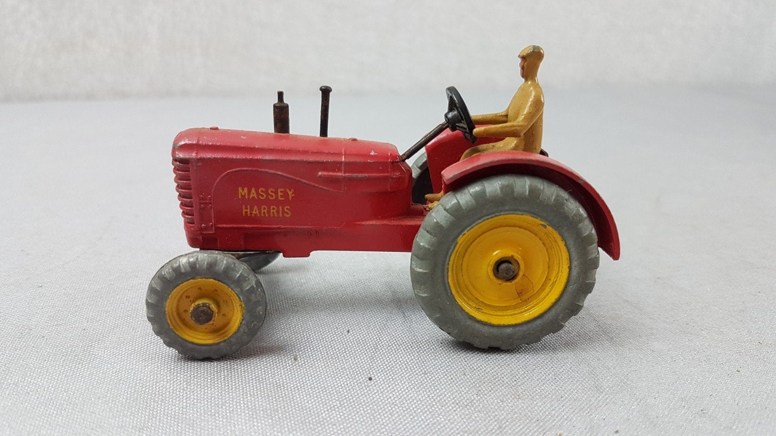 Dinky Toys Massey Harris Tractor met Bestuurder, Ophalen of Verzenden, Gebruikt, Tractor of Landbouw