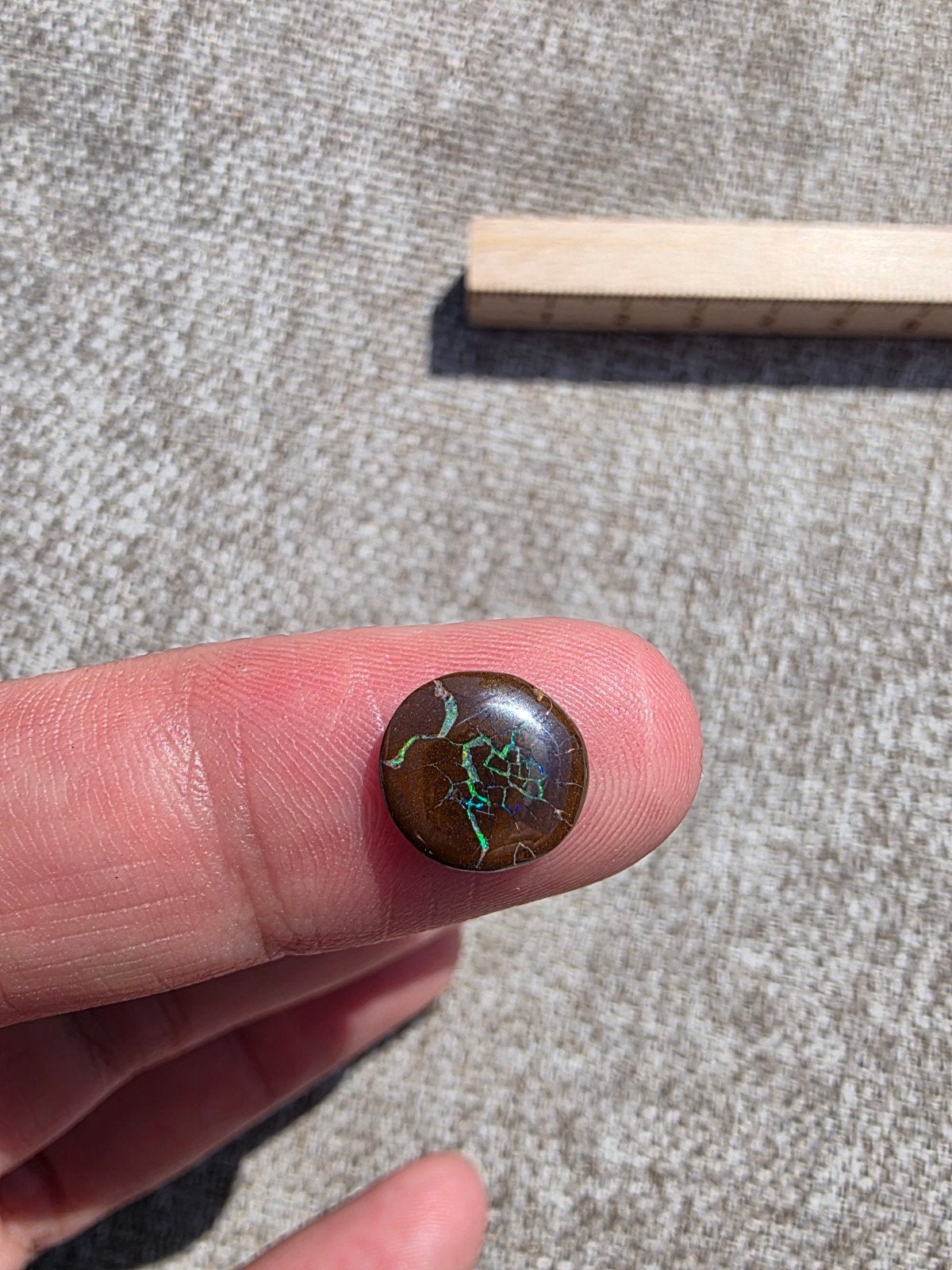 Koroit boulder opaal cabochon – 2,45 ct – groene & blauwe fl, Ophalen of Verzenden
