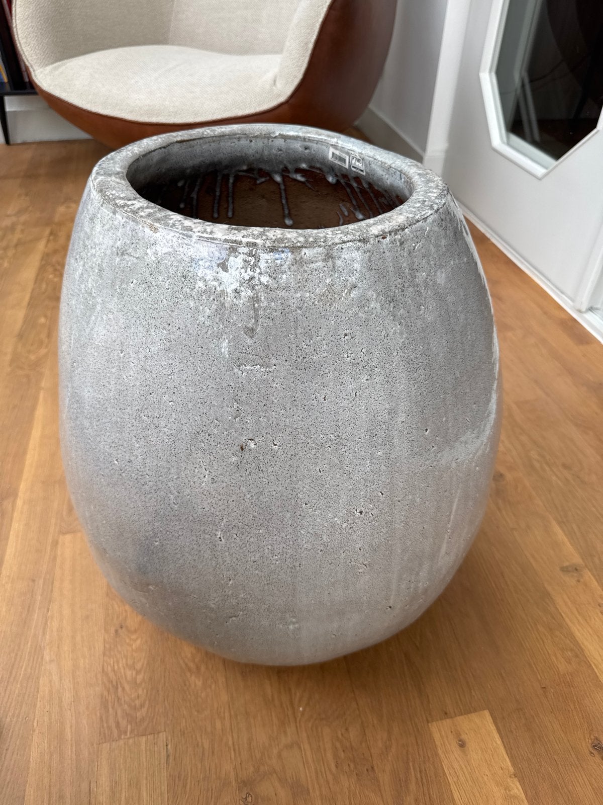 Grote grijze bloempot voor binnen of buiten, Tuin en Terras, Bloempotten, Rond, Binnen, Zo goed als nieuw, Aardewerk