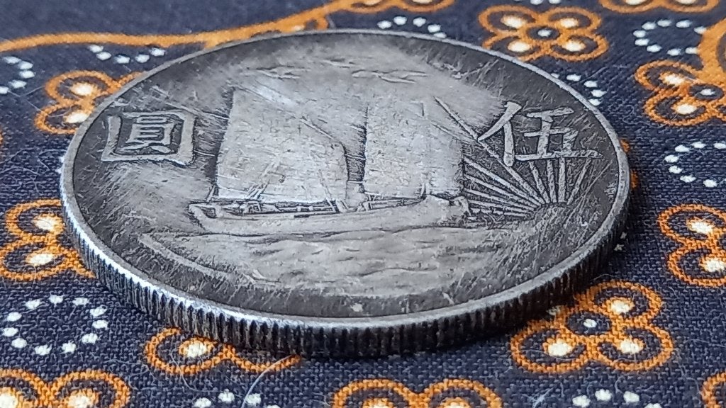 Mooie grote oude Chinese munt met jonk en portret 4,4 cm., Zilver, China, Ophalen of Verzenden, Brons