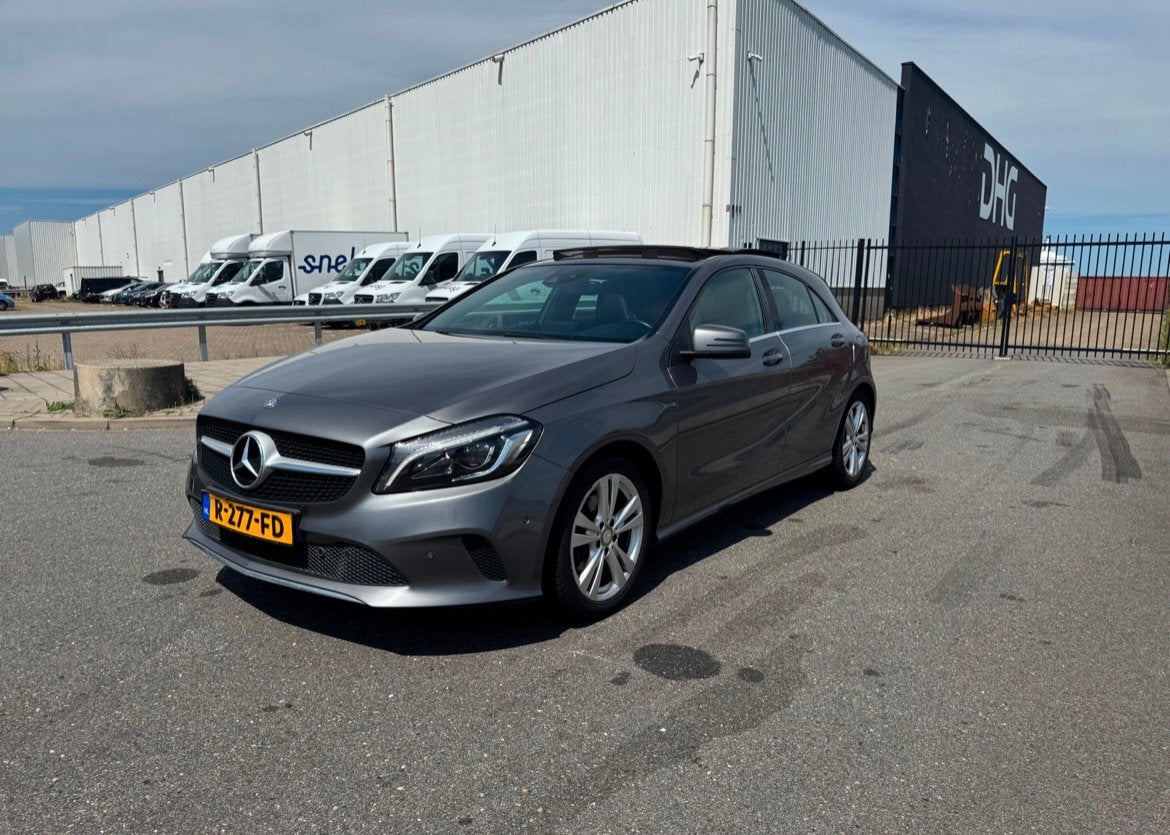 Mercedes-Benz A-Klasse 1.6 A160 2016 Grijs PANO, Auto's, Mercedes-Benz, Voorwielaandrijving, Zwart, 4 cilinders, Handgeschakeld
