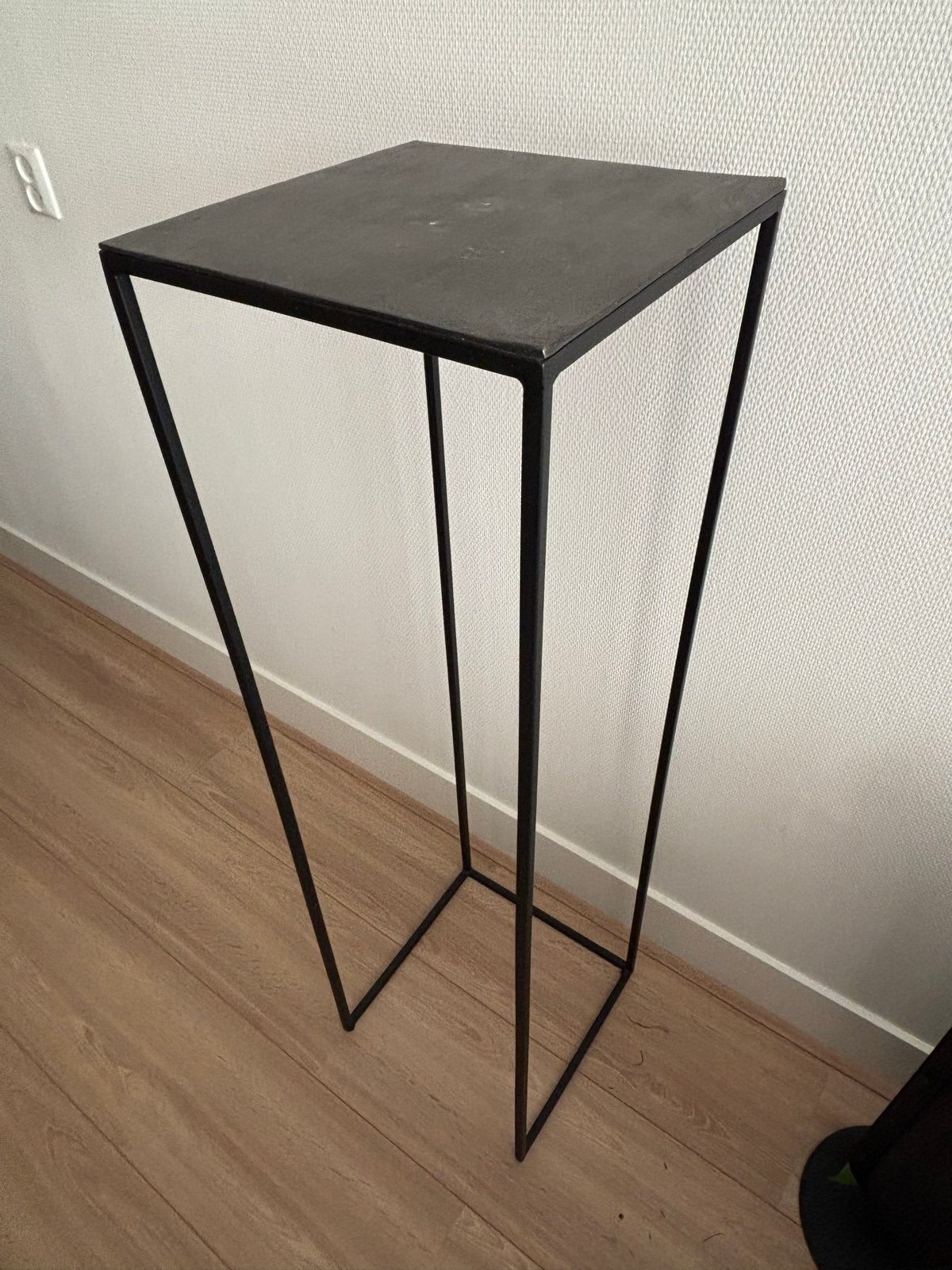 Hoge zwarte metalen plantentafel / zuil 120 cm, Ophalen of Verzenden, Gebruikt