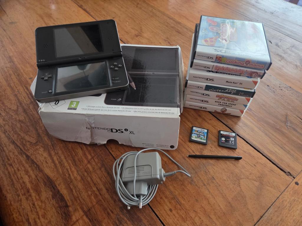 Nintendo DS XL met games en oplader, Spelcomputers en Games, Spelcomputers | Nintendo DS, Ophalen of Verzenden