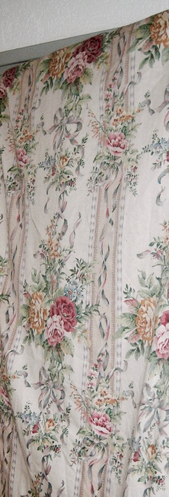 2 MOOI GEBLOEMDE GORDIJNEN ,VINTAGE, Huis en Inrichting, Stoffering | Gordijnen en Lamellen, Overgordijn, 236 cm, Ophalen of Verzenden