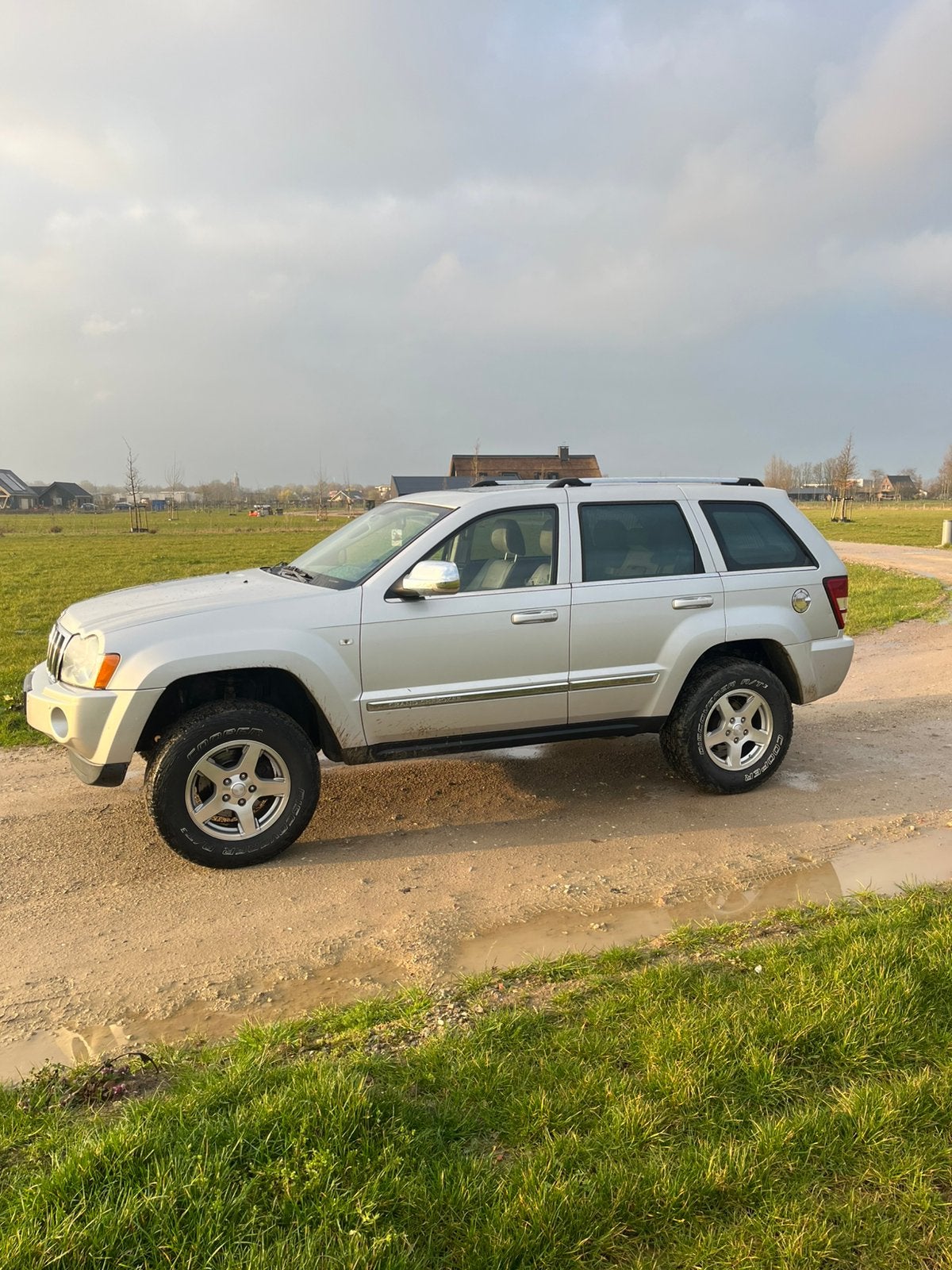 Jeep Grand Cherokee 5.7 I V8 Hemi AUT 2005 Grijs, Auto's, Jeep, Automaat, 8 cilinders, 5654 cc, Origineel Nederlands