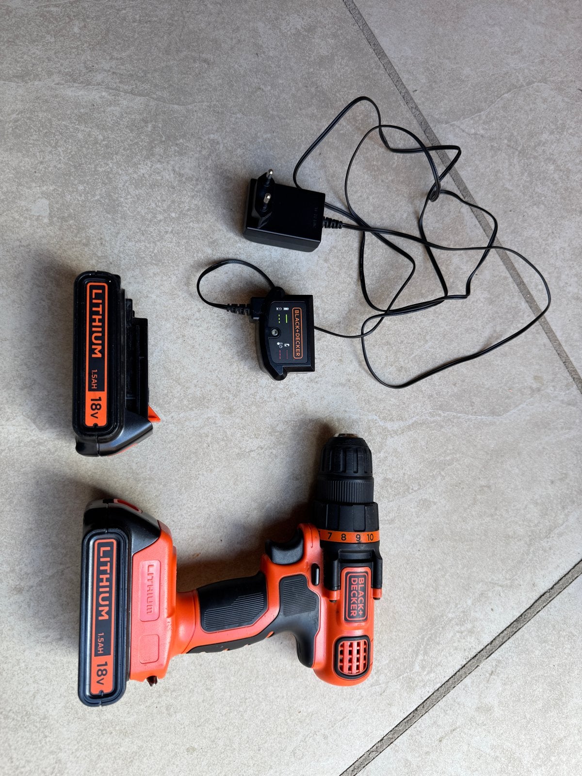 Black+Decker Boor- en Schroefmachine met 2 accu's en lader, Ophalen of Verzenden, Gebruikt, Minder dan 400 watt, Boor- en Schroefmachine