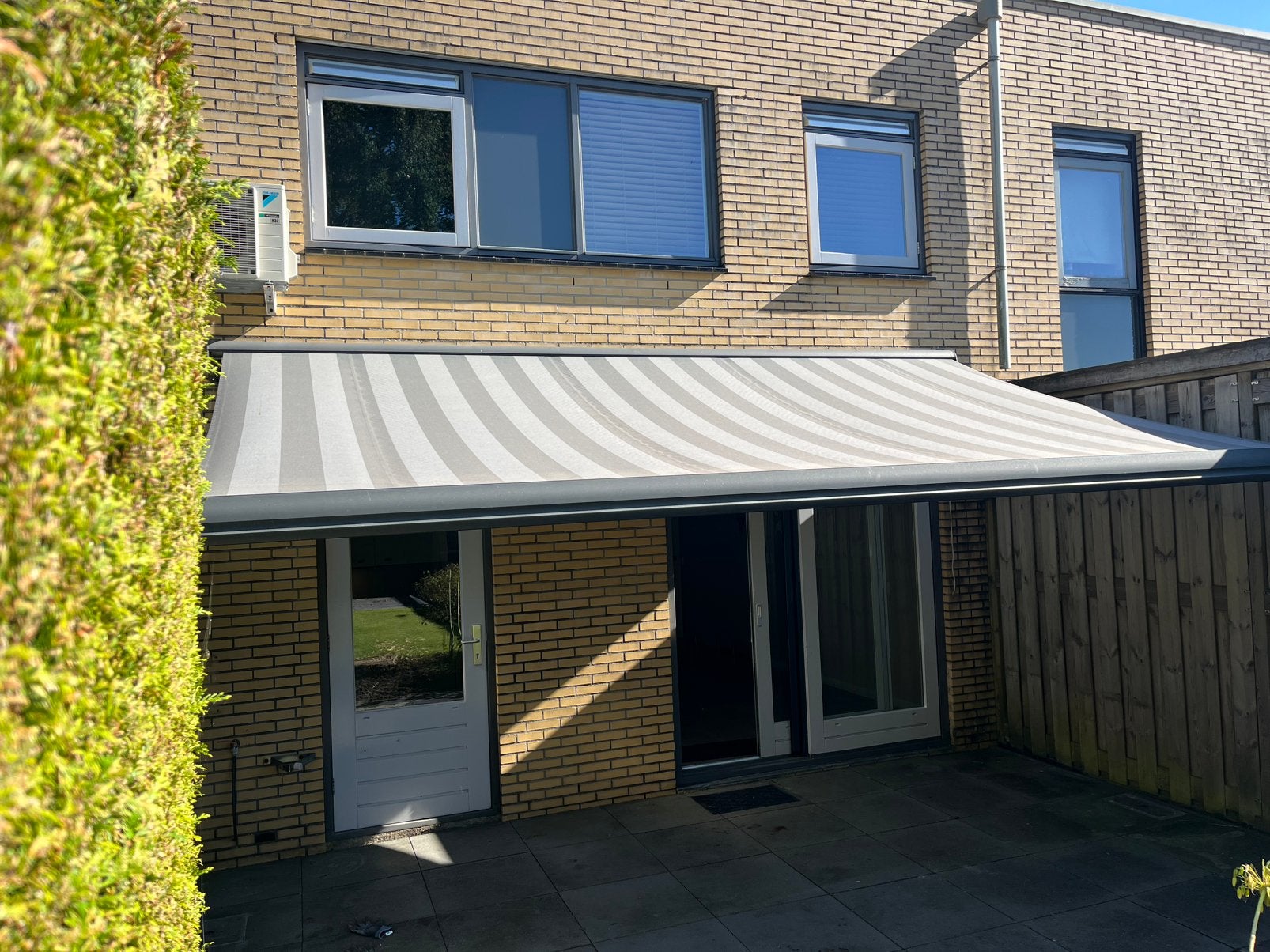 Foto 4 van Antraciet zonnescherm 5 meter bij 2,8 meter