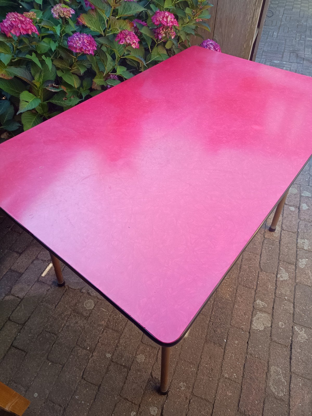 Vintage roze tafel met metalen poten, Ophalen of Verzenden