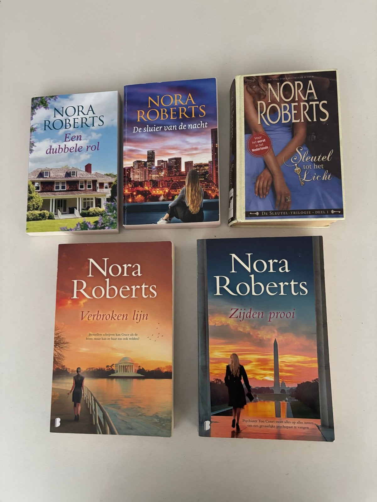 Nora Roberts Boekenpakket 5 Romans oa Sleutel tot het licht!, Boeken, Ophalen of Verzenden, Gelezen, Amerika