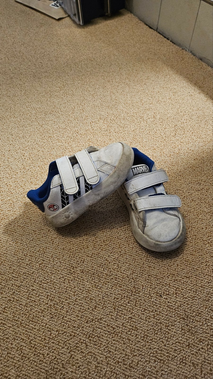 Adidas Marvel Spiderman schoenen maat 25 wit, Adidas, Gebruikt, Schoenen, Ophalen of Verzenden
