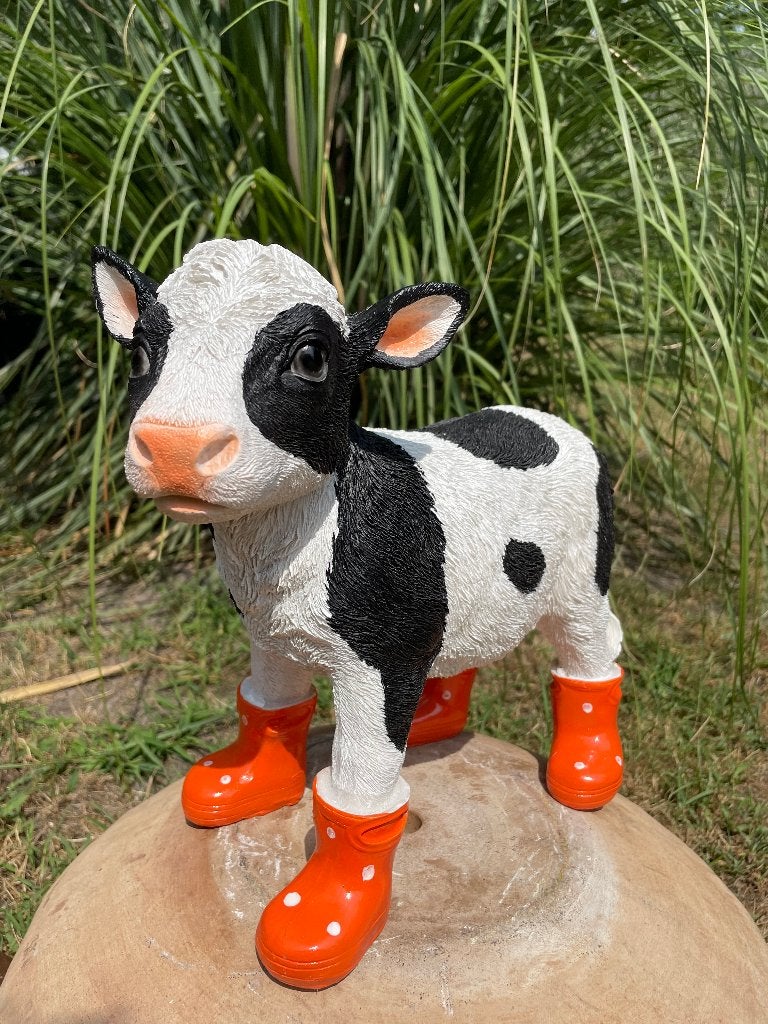 Kalf koe Oranje laarsjes tuin boerderij kado 30cm, Ophalen of Verzenden, Nieuw, Kunststof, Dierenbeeld
