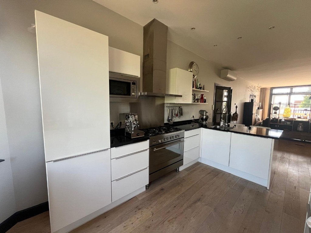 Moderne gebruikte keuken met eiland, Ophalen, Gebruikt, Wit, Hoekkeuken