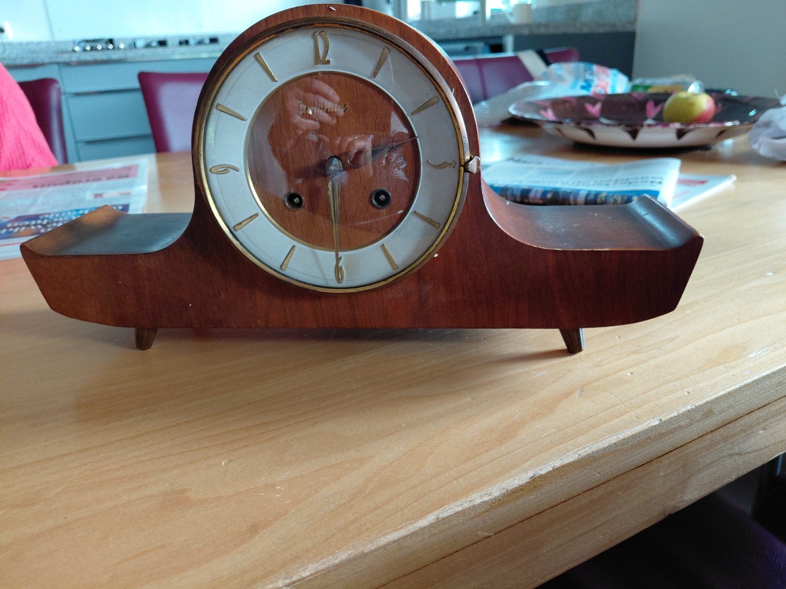 PUNTGAVE RETRO ( JAREN 50 )TEAK HOUTEN JUNGHANS PENDULE .
DE, Ophalen of Verzenden, Huis en Inrichting