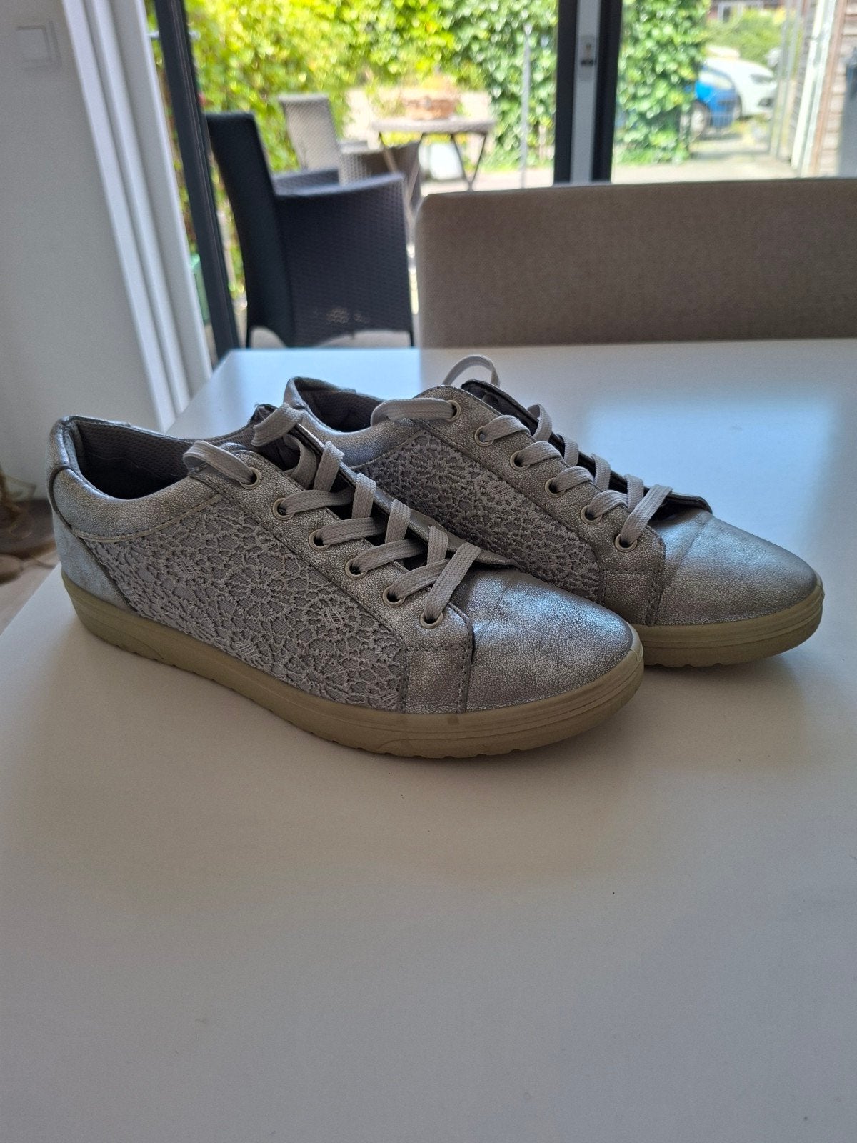 Licht grijze sport schoenen, Ophalen of Verzenden, Zo goed als nieuw, Overige kleuren, Sportschoenen
