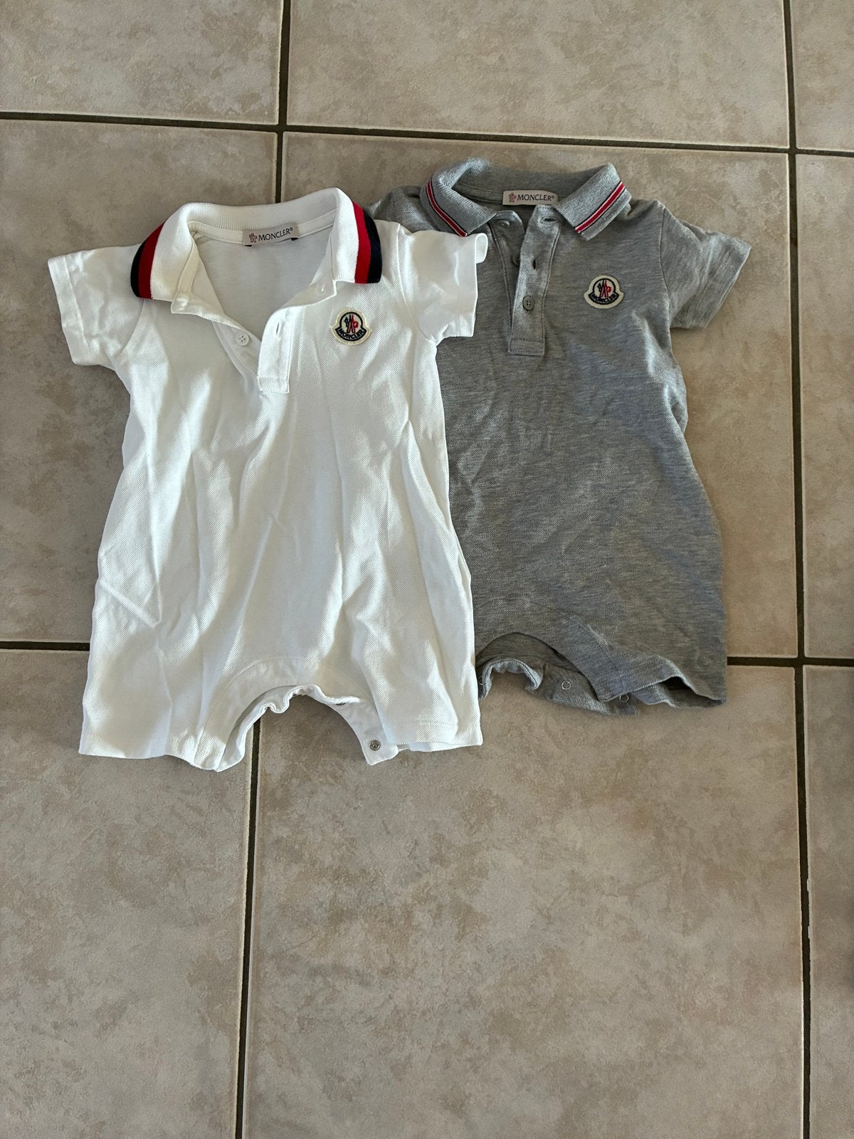 Moncler Baby Rompers (2 stuks) - Wit & Grijs, Ophalen, Gebruikt, Jongetje of Meisje