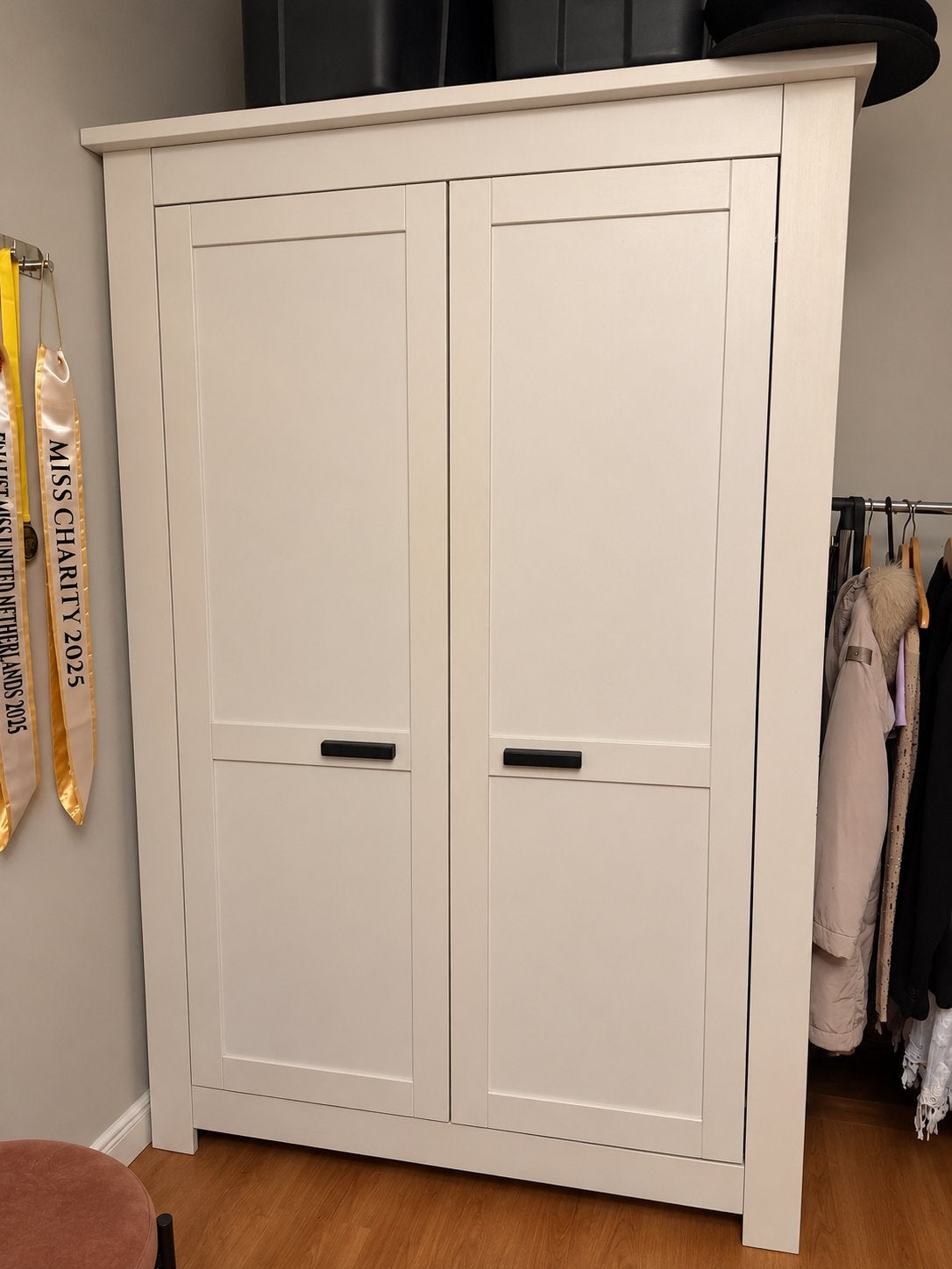 Witte kledingkast met hangruimte en planken, Ophalen, Gebruikt, 100 tot 150 cm, 200 cm of meer
