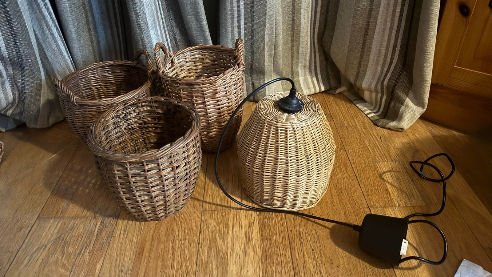 Retro vintage Rieten ronde opberg Manden en rieten hanglamp, Ophalen of Verzenden, Zo goed als nieuw, Natuurlijk materiaal, E27 (groot)