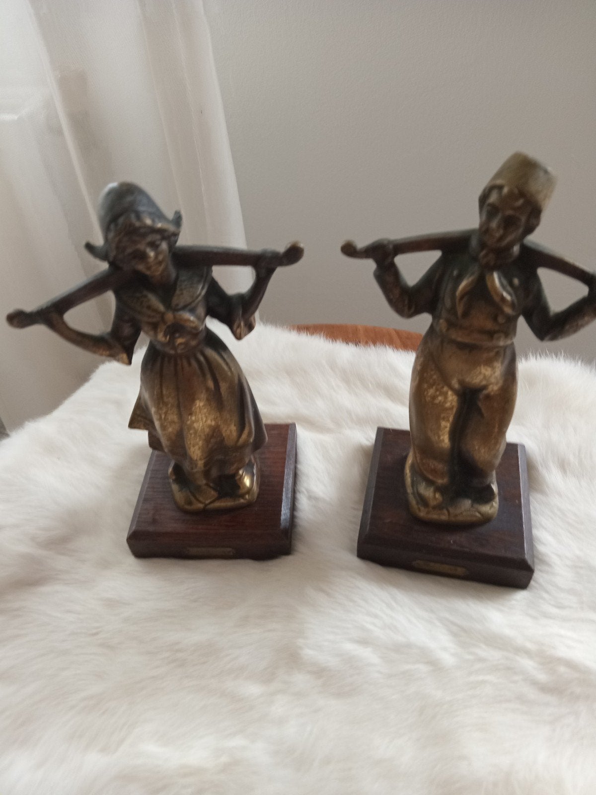 Vintage Bronzen Beelden: Hollands Jongen en Meisje, Groep mensen, Minder dan 20 cm, Gepatineerd, Ophalen of Verzenden