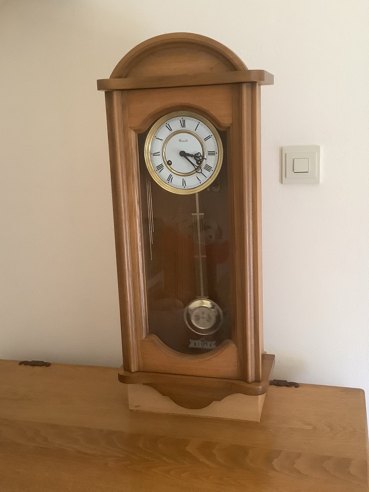 Klassieke wandklok met slinger, Ophalen