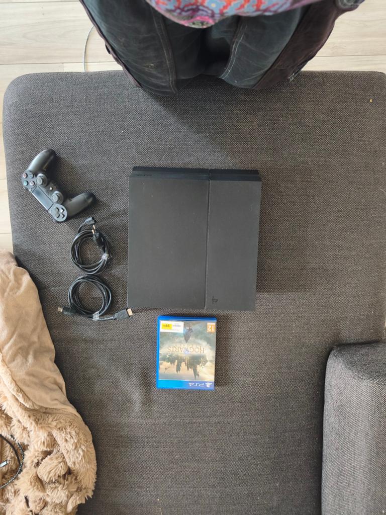 PS4 met kabels, 1 controller en Hogwarts Legacy, Spelcomputers en Games, Spelcomputers | Sony PlayStation 4, Ophalen of Verzenden
