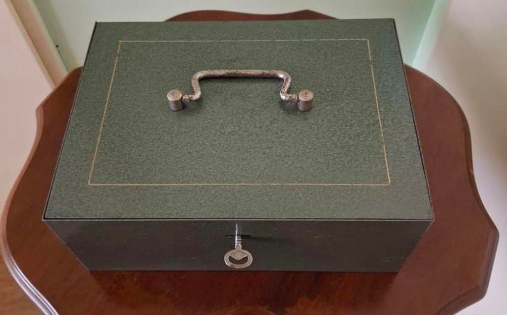Oude metalen geldkist in groene kleur met sleutel., Ophalen of Verzenden, Gebruikt