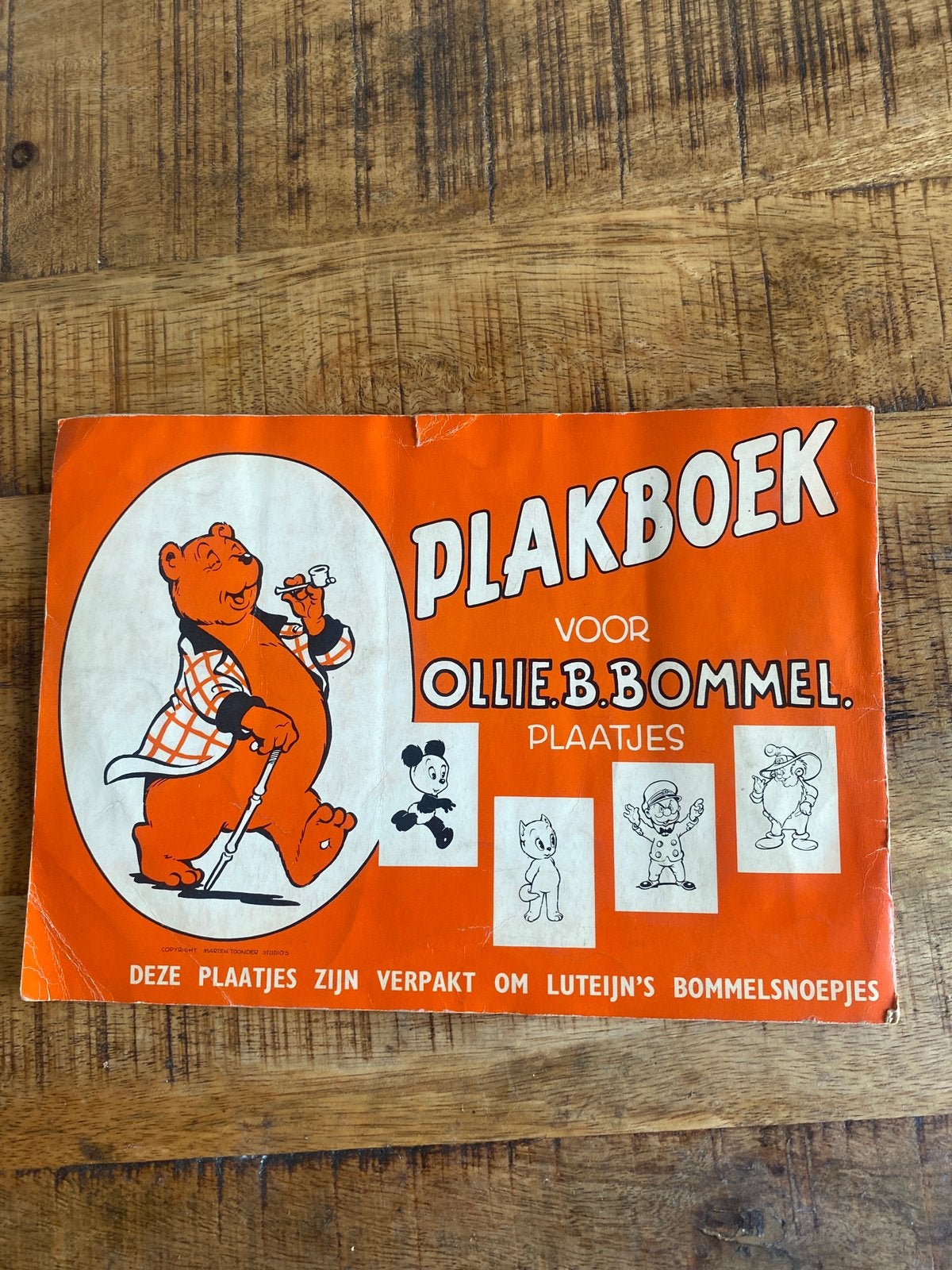 Plakboek voor Ollie B. Bommel plaatjes 1961 1e druk, Eén stripboek, Ophalen of Verzenden, Gelezen