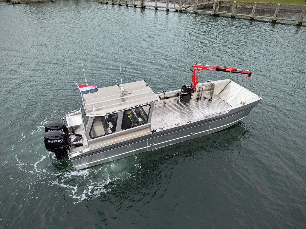 Aluminium werkboot (landingsvaartuig), 350 pk, Rijswijkseveldweg 1A 4023 CH Rijswijk, Kajuitboot, Buitenboordmotor