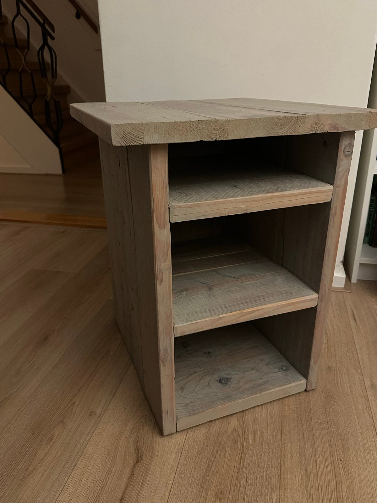 Steigerhouten kastje met 3 vakken en ruim bovenblad, Ophalen, Gebruikt