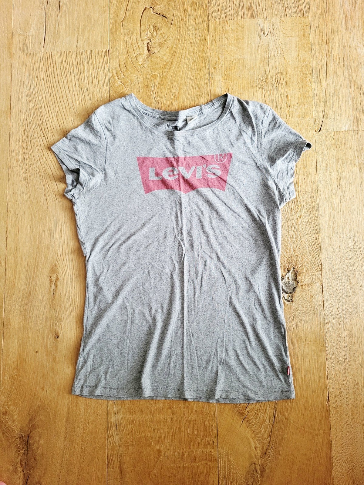 Levi's T-shirt grijs met rood logo, maat M, Kleding | Dames, Maat 38/40 (M), Ophalen of Verzenden, Korte mouw, Grijs