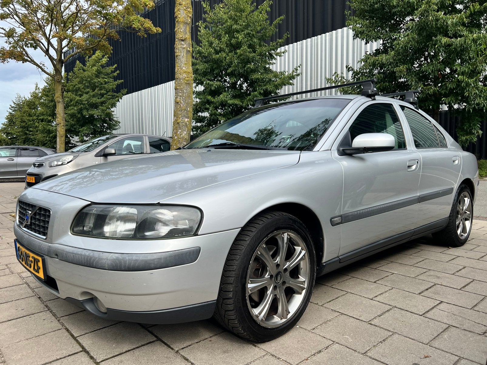 KOOPJE! Volvo S60 2.4 140PK 2004 JBL top onderhouden, Auto's, Voorwielaandrijving, 1442 kg, Zwart, 1600 kg
