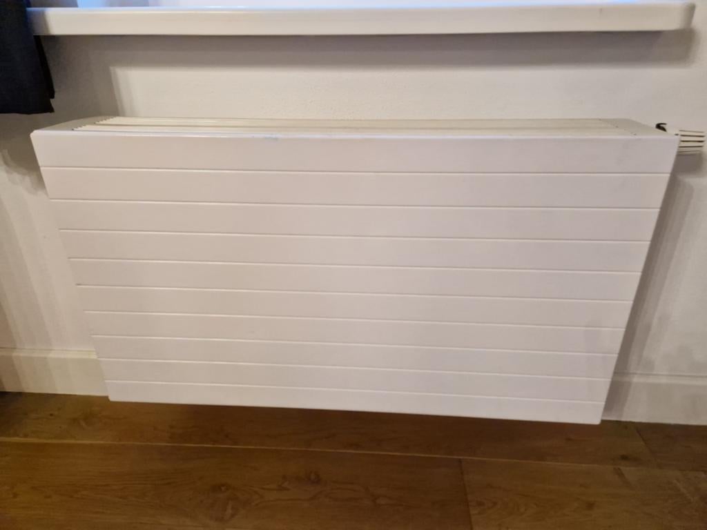 Witte radiator met horizontale lamellen, Doe-het-zelf en Verbouw, Verwarming en Radiatoren, Ophalen, 30 tot 80 cm, Radiator, 60 tot 150 cm