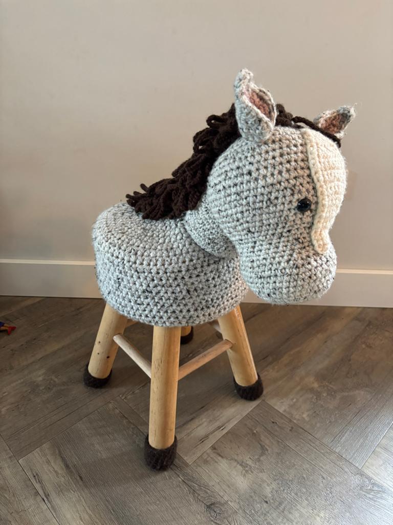 Decoratie krukje - gehaakt paard, Huis en Inrichting, Krukjes, Ophalen, Zo goed als nieuw, Hout