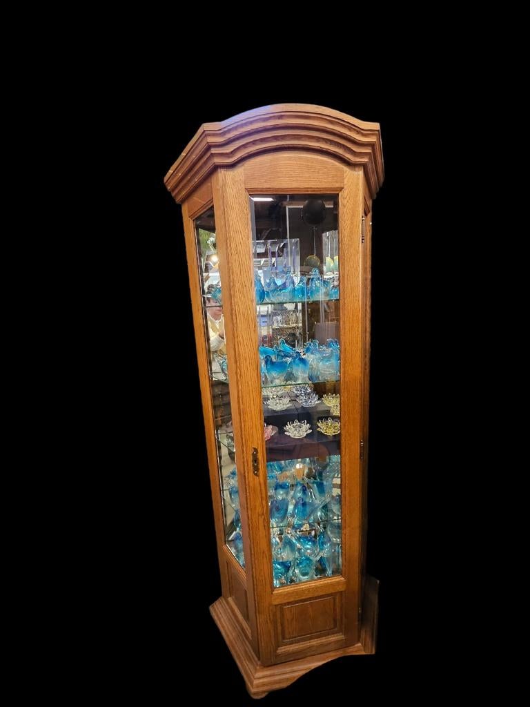 Elegante eikenhouten vitrinekast met glazen planken, Ophalen, Onbekend, Zo goed als nieuw, Onbekend