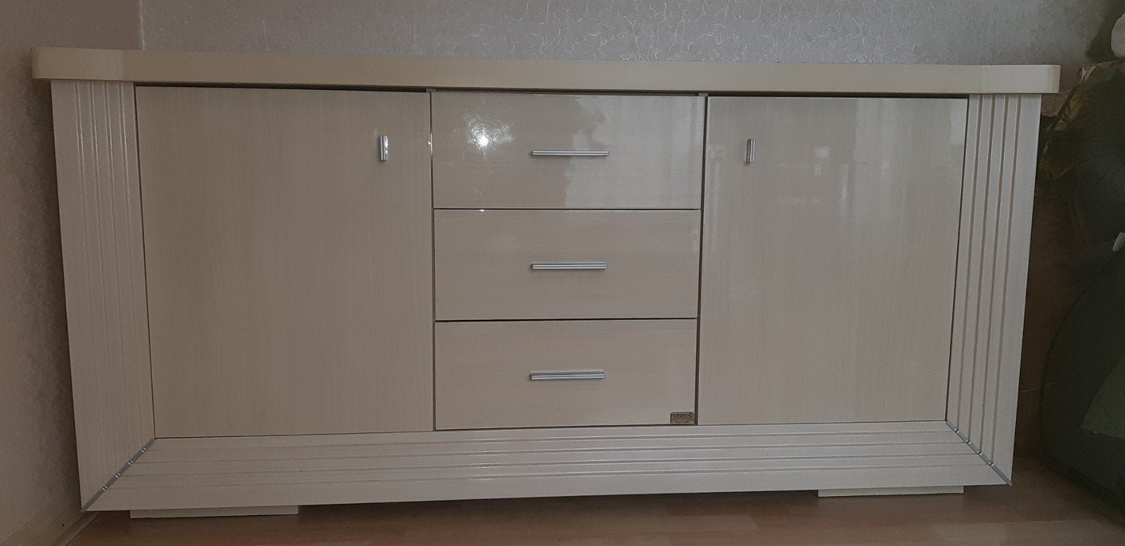 Chique beige glans dressoir met veel opbergruimte, Ophalen, Overige materialen, Gebruikt, Met deur(en)