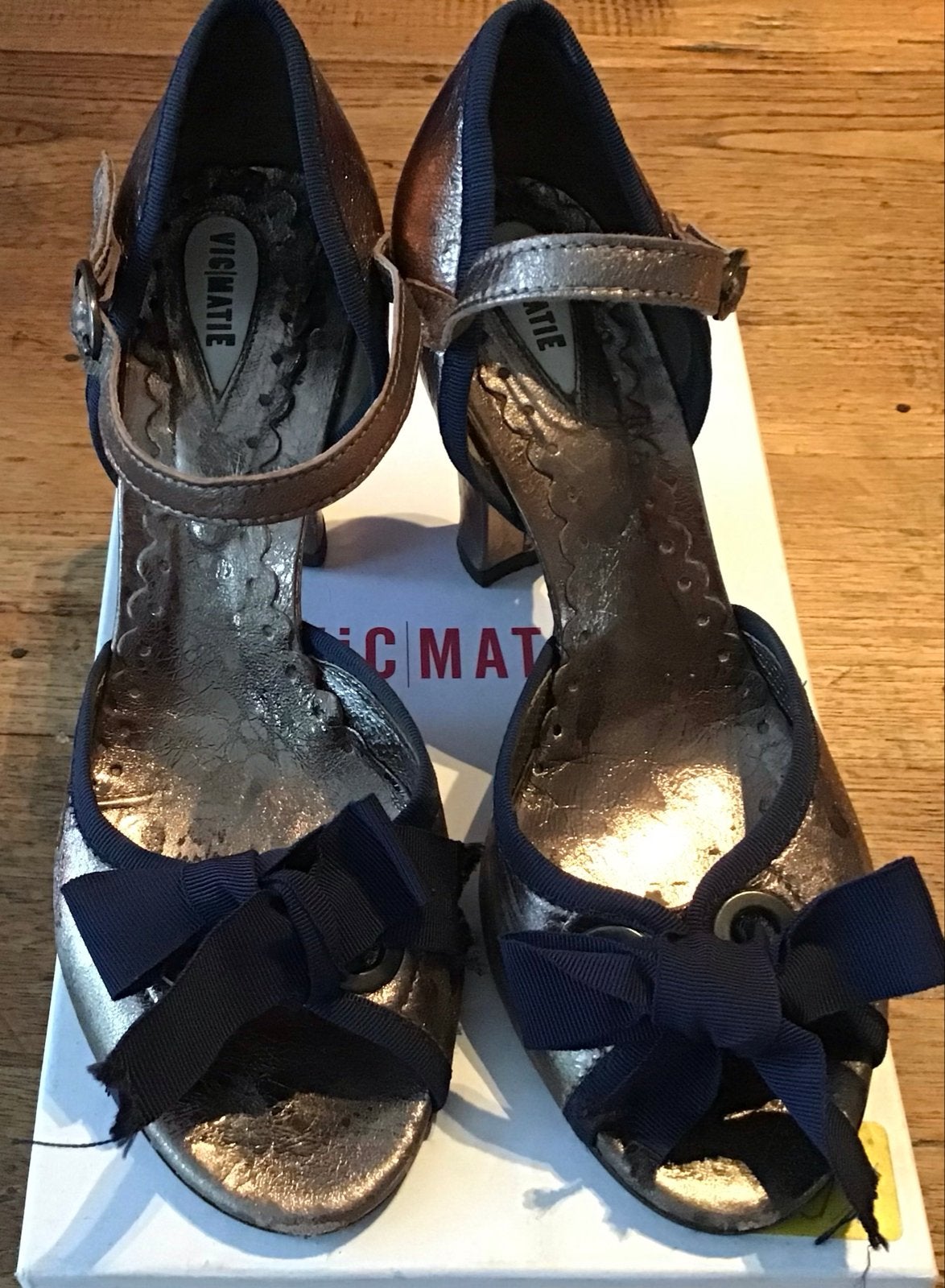 Vic Matie Sandalette Goud/Brons Leer Maat 36 Nieuwstaat, Overige kleuren, Zo goed als nieuw, Sandalen of Muiltjes, Ophalen of Verzenden