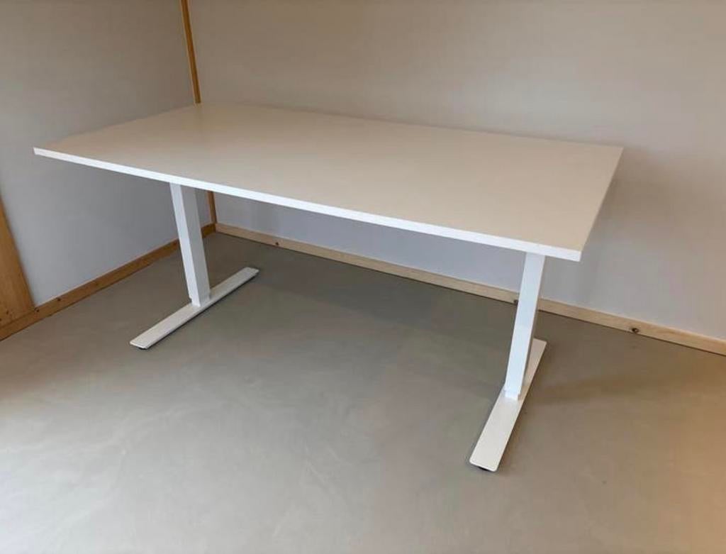 IKEA Skarsta in hoogte verstelbaar bureau, Huis en Inrichting, Bureaus, Ophalen, Zit-sta bureau, Spaanplaat of MDF, In hoogte verstelbaar